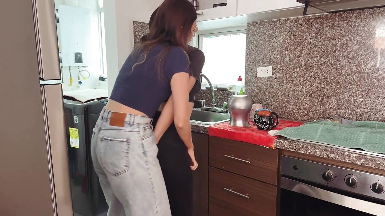 Prietenul meu mă ajută să fac curat în casă și să-mi ating pizda, soțul meu e cuckold