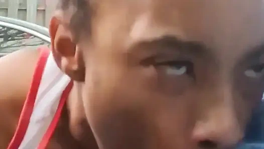 Миниатюрная чернокожая давится большим белым членом