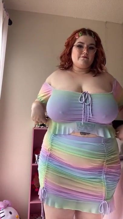 桃 bbw 巨大的胸部在冰糕连衣裙