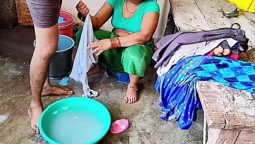Desi bhabhi ne  bathroom me land chusha
