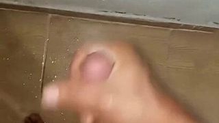 Turco trabajador masturbación con la mano