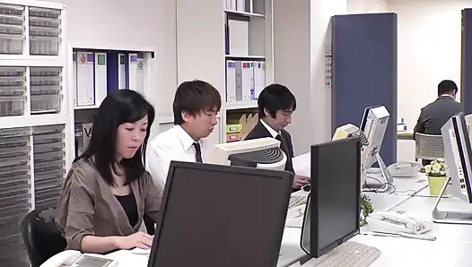 Bos wanita yang lebih muda menggodaku dengan bisikan manis di telingaku dari belakang. Bagian.1