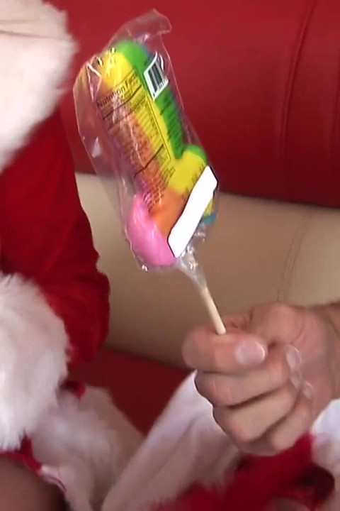 Sıska sarışın Noel'de damlayan döllenmenin tadını çıkarıyor