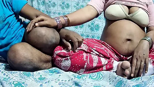 Индийский доктор и медсестра занимается сексом в деревенской домохозяйке