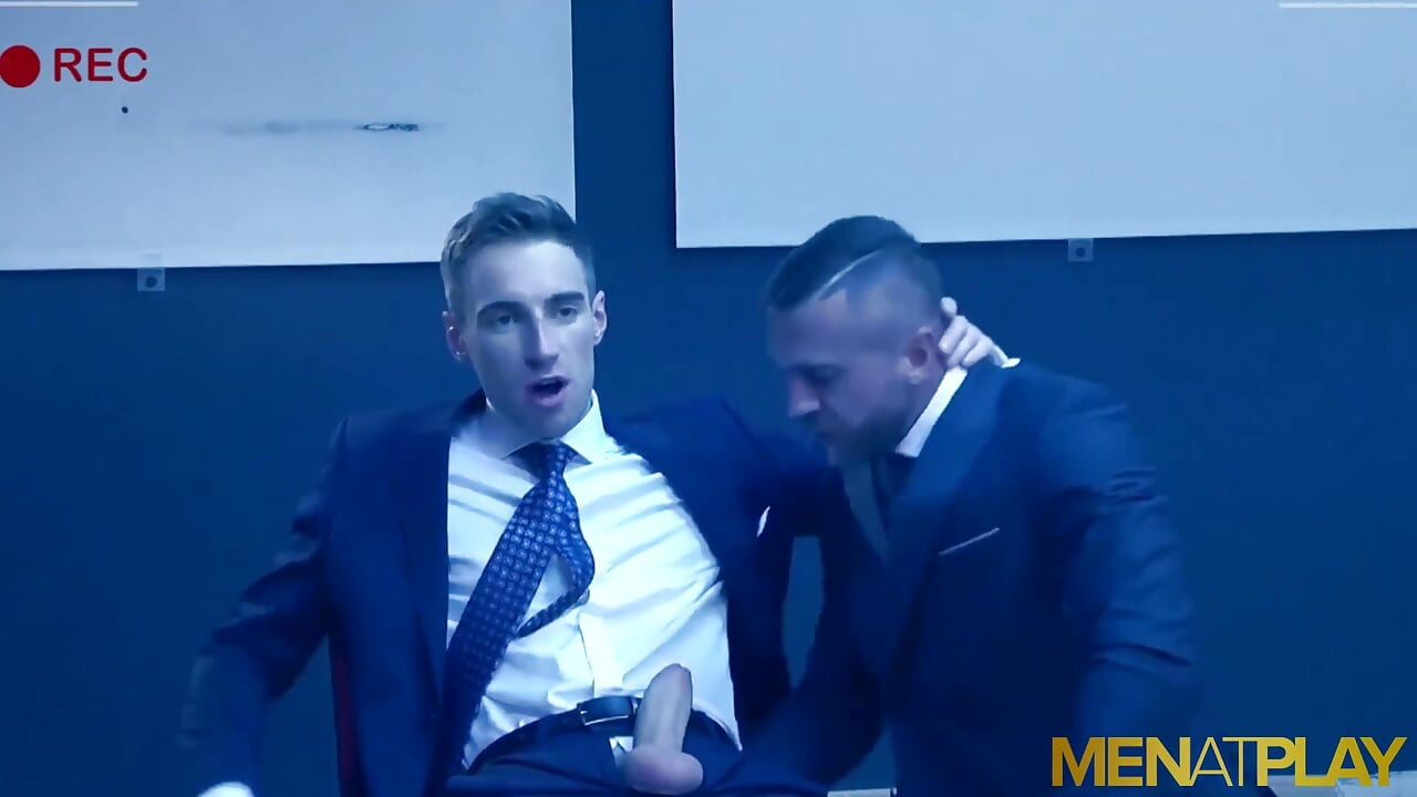 Menatplay - Handsome Kayden Gray anal fucks hunk Emir Boscatto