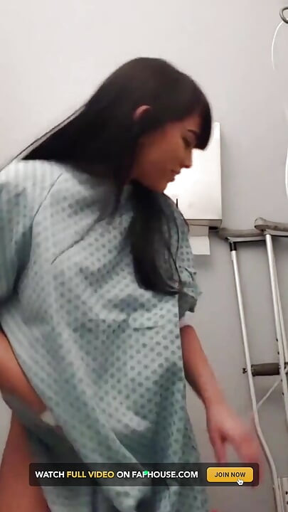 Busty Big Ass karanteeniin asetettu teini melkein jäi kiinni masturboimasta sairaalahuoneessa