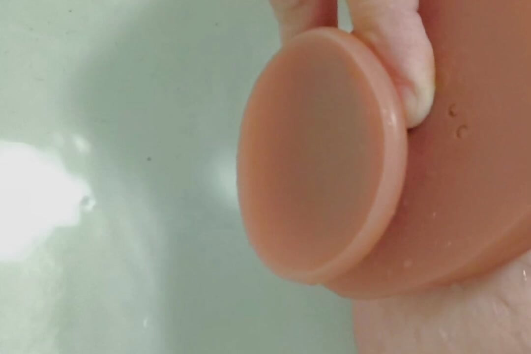 Close-up amatir: di pantat di kamar mandi - perendaman penuh