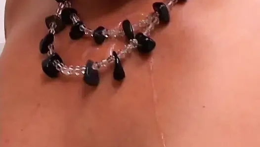 Kaslı adam tombul kuzgun saçlı kadın Francesca Torri'i kıllı amını sikmek için tuvaleti ziyarete davet ediyor