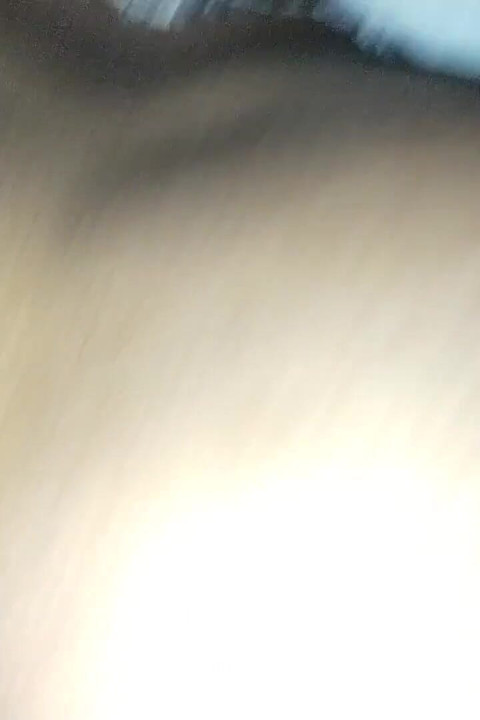 Doigt dans la chatte de la belle-sœur et eau vidée