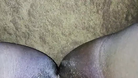 Пытаюсь растянуть мою тугую киску