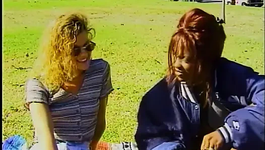 Pantat foursome hitam dan putih menjilati memek dalam posisi 69