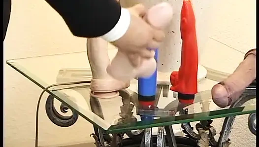 Blonde reife mit dildo ihre muschi und bläst schwanz, bis ihr mund voll wird