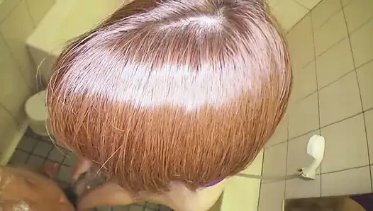 Keiko Eto красивые ноги в тугом небесном купальнике