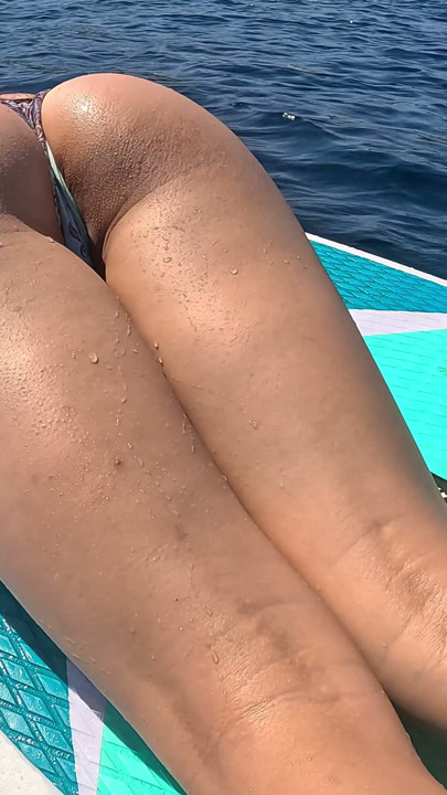 I touch my wet pussy in the middle of the sea - Amateur | Clip 1