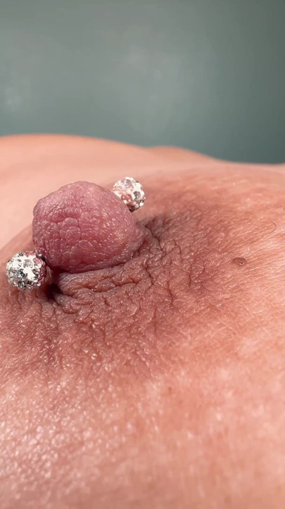 Kult piercing sutka - Wymiana pierścieni sutka i wycieczka po sutkach | Klip 1