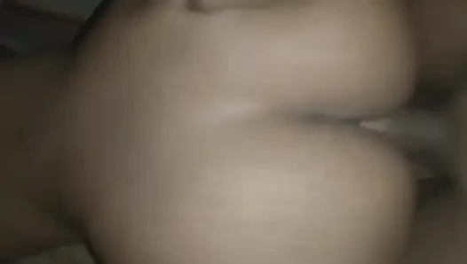 Gadis dasi friand lagi asik sambil dudukin di malam hari