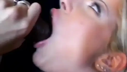 Sexy blondine bekommt analkugeln in ihren arsch und einen langen schwarzen schwanz, um sie zu ficken