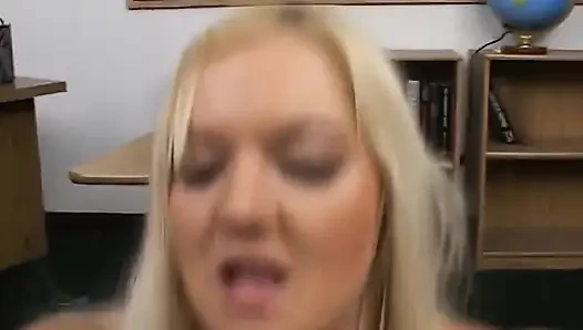 Sarışın orta yaşlı seksi kadın ıslak sakso çekiyor ve göğüslerine boşaltıyor