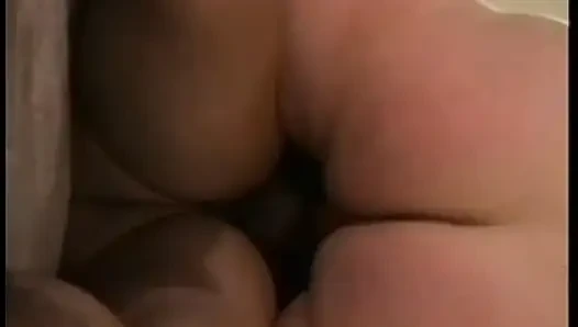 Genç adam bu dildo seven sarışın sürtüğü domaltarak amını dolduruyor