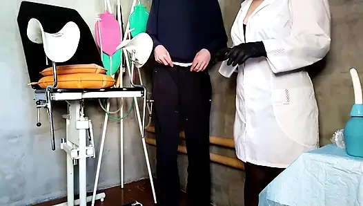 Olgun bir hemşirenin kirli fantezilerini gerçekleştirdi