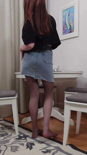 Young Babe Eva Pantyhose Teasing Pantyhose Legs