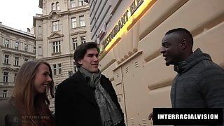 Interracialvision Freund isst seine Muschi, während er von BBC gerammt wird
