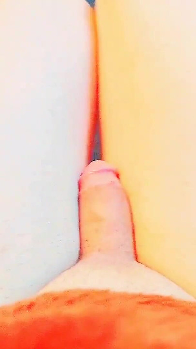 Ključni trenutak iz "HANDS FREE CUMSHOT FEMBOY MASTURBIRA S SLATKIM GLATKIM NOGAMA STVARAJUĆI VRUĆI TERET VELIKE FONTANE SPERME"