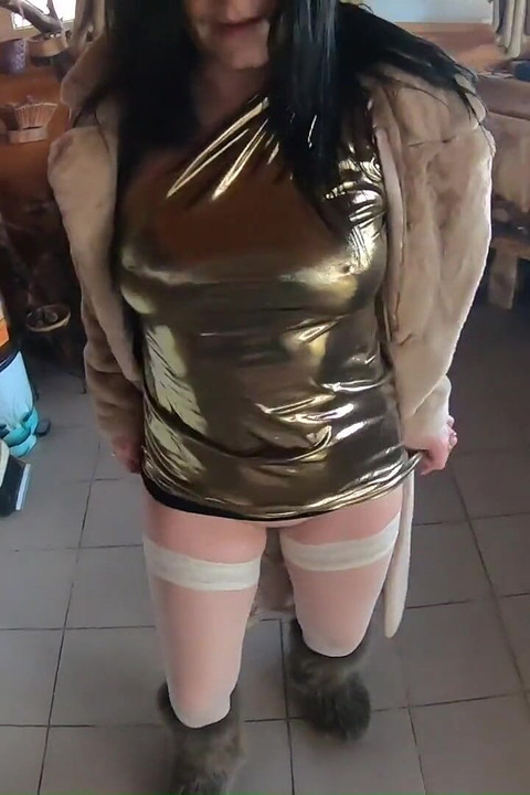 Goldenes Kleid, Pelz & Rauchen - Behaarte Muschi, Tiefer Blowjob & Harter Doggystyle Auf Einem Haus