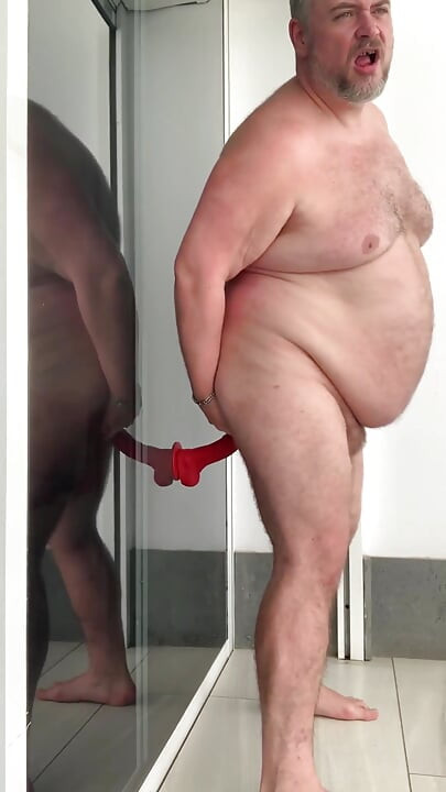 Cavalgando um grande vibrador com minha bunda gorda