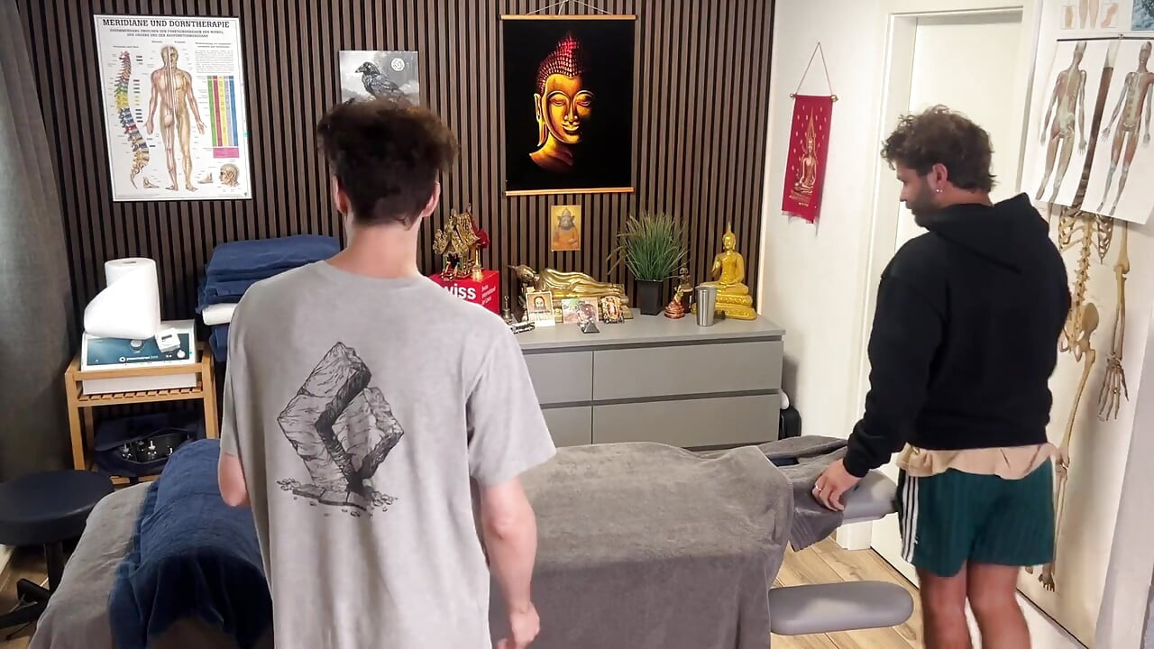 Hot Straight Guy Gets Handjob From Masseur