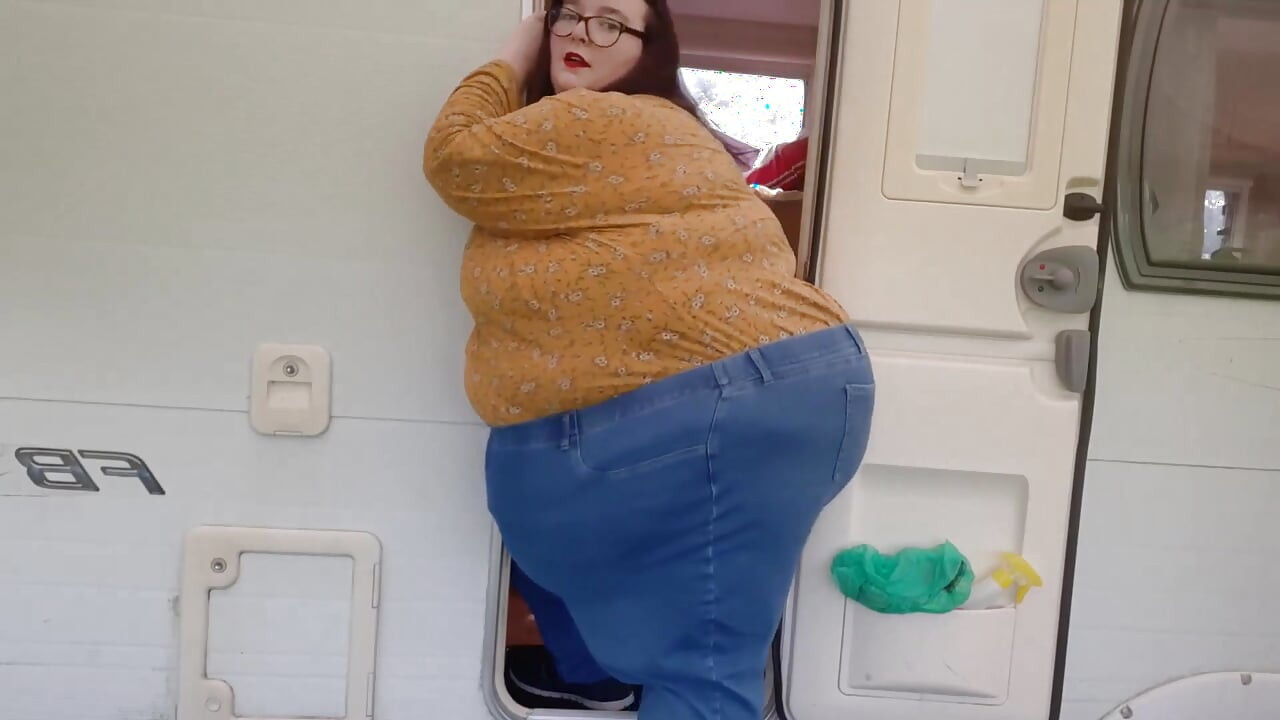 SSBBW vs tiny door