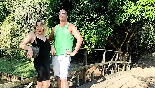 Ngentot di balik pohon di taman sama pria kulit hitam kontol besar