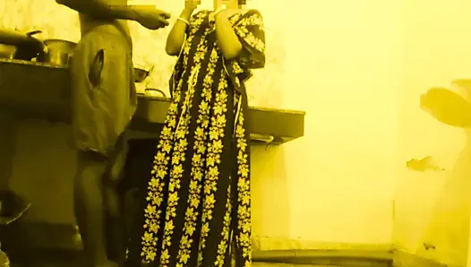 Tante semok india diam-diam ngadu sama adik iparnya di dapur.