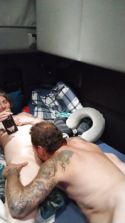 Satynowa dama dostaje ustne i więcej od Jrock, gdy czyta swoją erotyczną książkę przez telefon