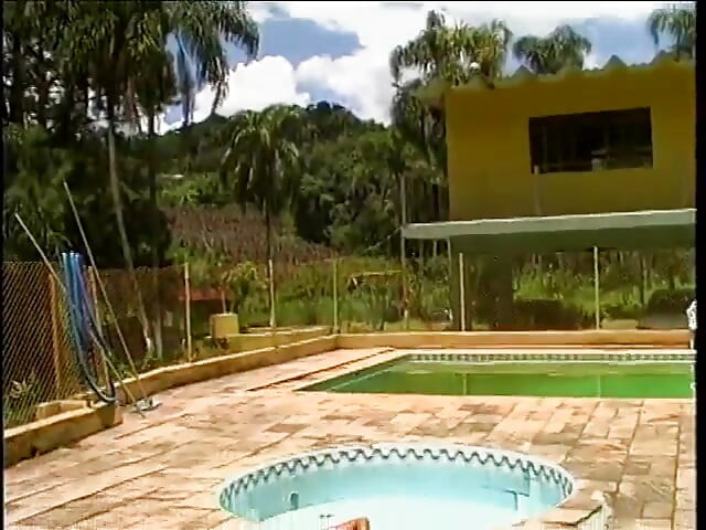 大きな胸を持ついたずら好きなブラジル人シーメールのマーシアは、プールの近くで大きなストラップオンでチョコレート色の目を磨かれているのが好きです