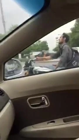lo saca en la moto