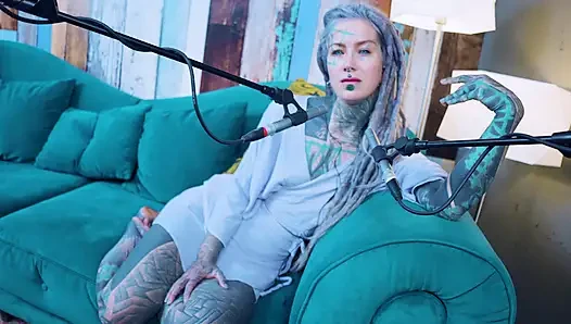 L - aşk hakkında konuşuyorum - asmr podcast sfw konuşuyor gotik sıska kız dreadlocks dövmeli model dövmeli kız