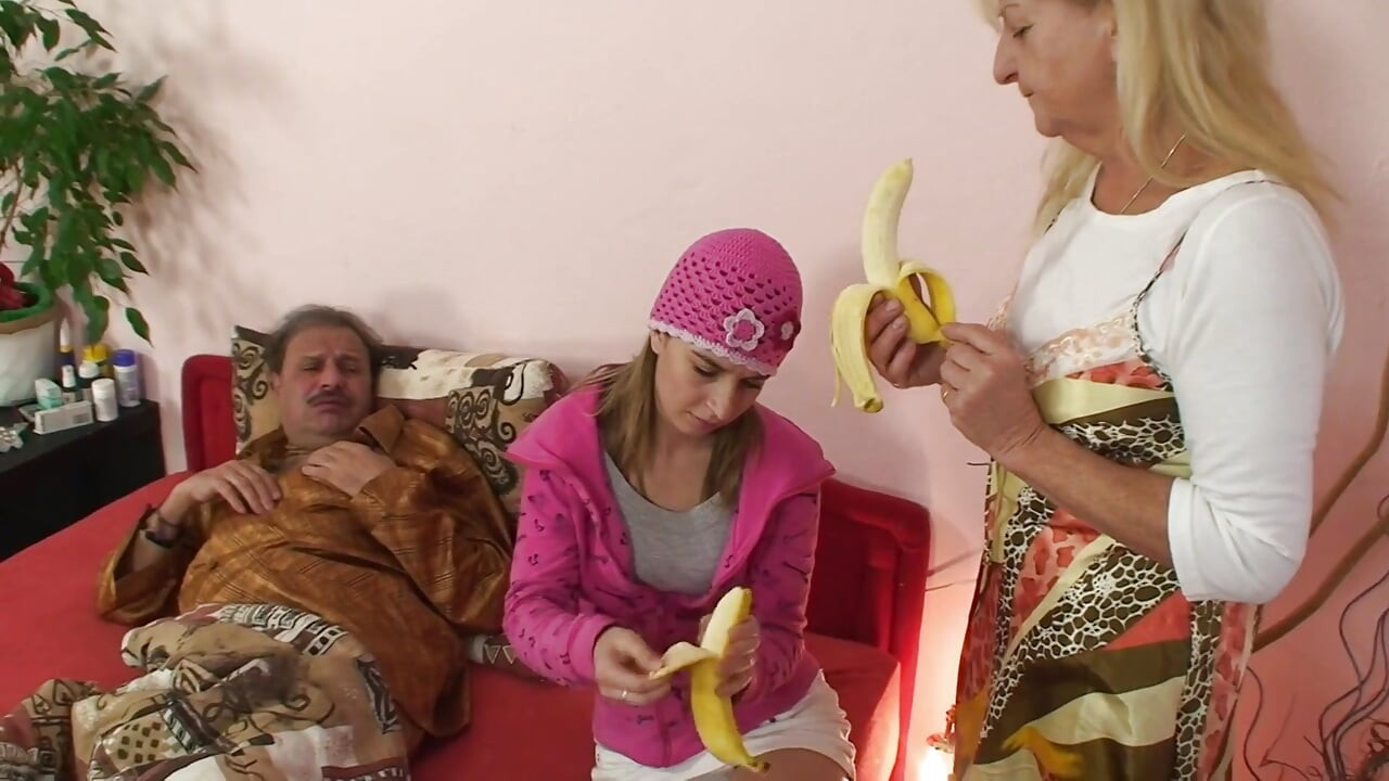 Sarışın orta yaşlı seksi kadınlar büyük bir yarak emiyor ve sonra sırayla sikiliyor ve amına boşalıyor