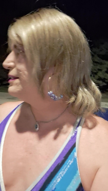 パパを駐車場で待ってる、また駐車場ゲームをしている!