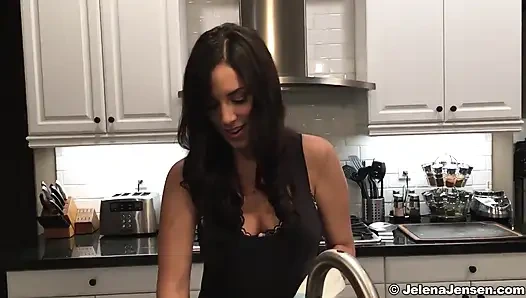 Jelena Jensen глотает большую порцию спермы