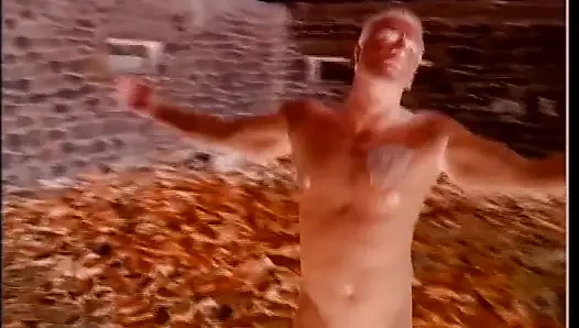 Sarışın orta yaşlı seksi kadın erkek arkadaşı tarafından ormanda sikiliyor