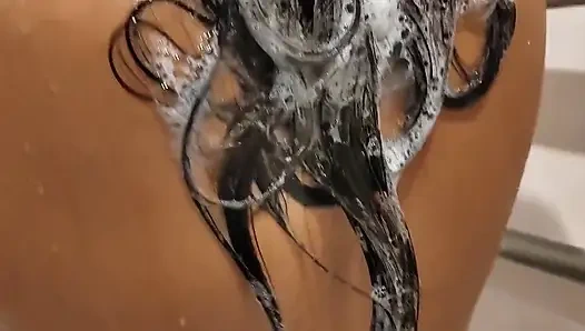 Emma'nın mükemmel doğal ıslak göğüsleri