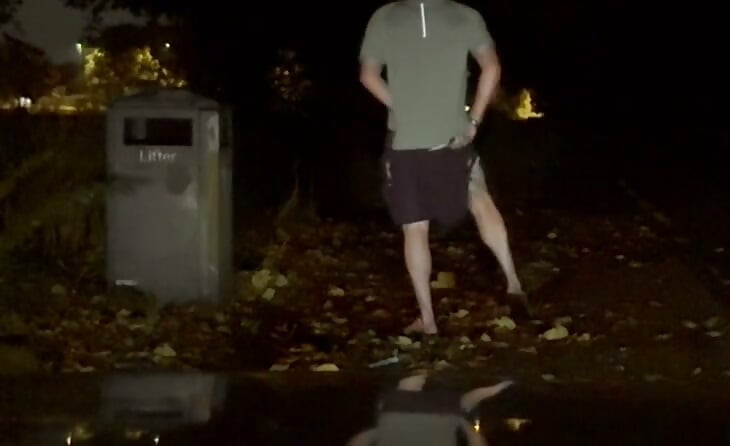 Al mijn kleren langzaam in het openbaar aan de kant van de weg uittrekken