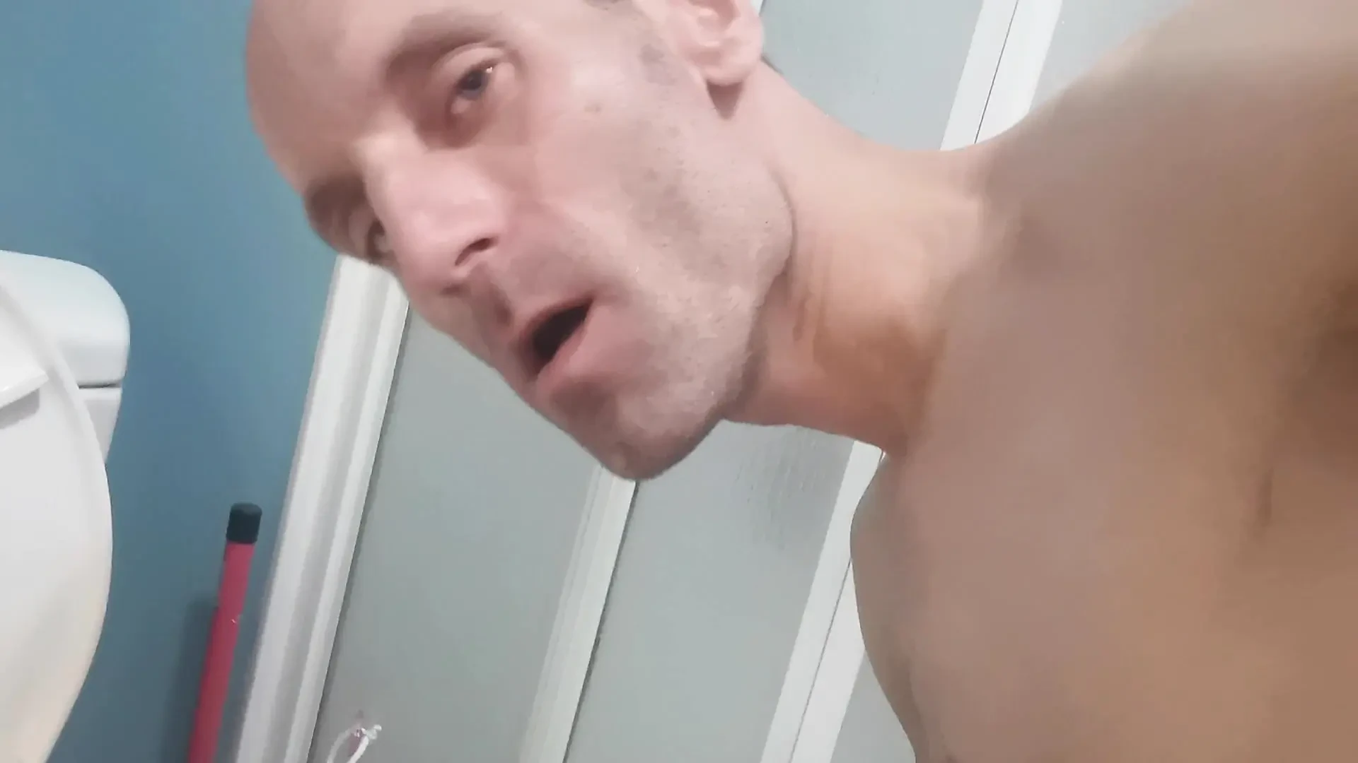 Eu Mijo E Me Preparo Para Visitar O Banheiro Público a Noite Toda. Já Provo E Fico Extremamente Excitado