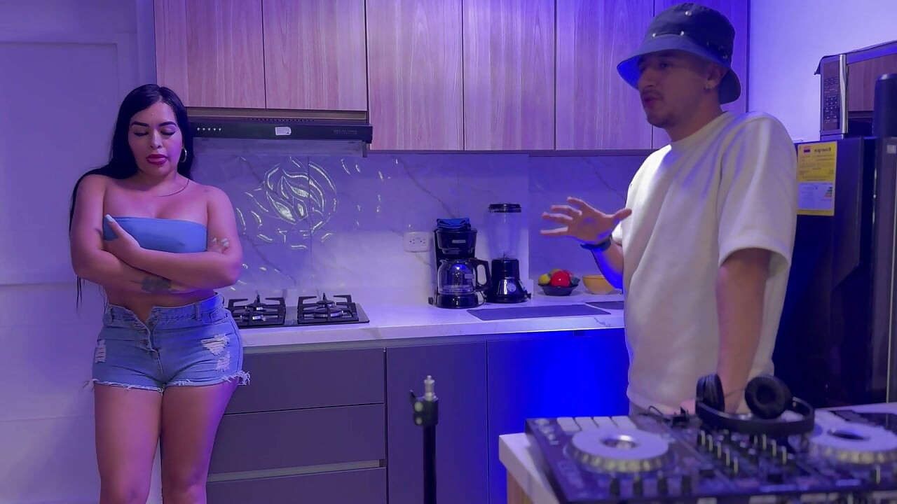 MILF Oszukuje Męża Z Napalonym Dj-em Puverto - Lalucero