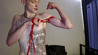 Otro video de Endo donde muestra sus biceps