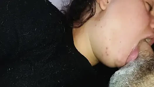 EXTREME CREAMPIE, DER DIESEN KLEINEN MUND MIT SO VIEL SPERMA FÜLLT