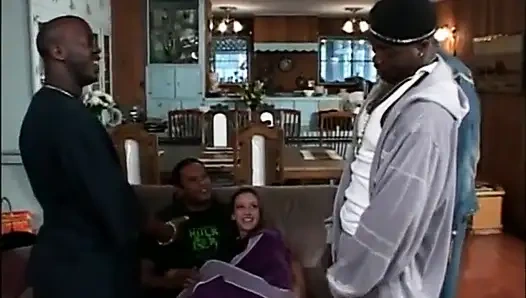 Siyah ve beyaz kıllı amcık büyük siyah yarağı götüne çifte sokuyor