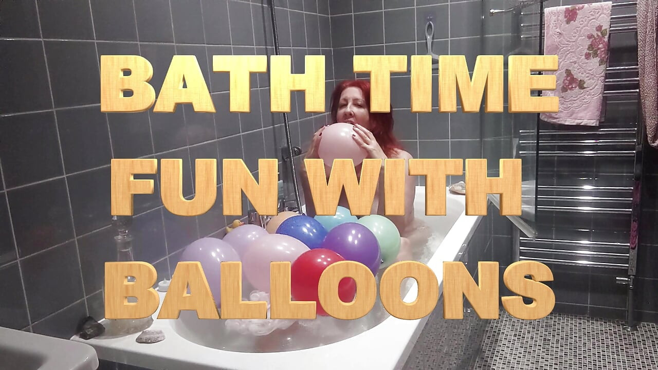 Prendre un bain et jouer avec des ballons