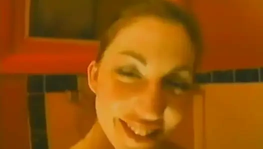 Amateurin mit kleinen titten lutscht schwanz in der badewanne